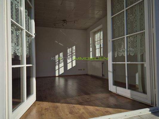 WE01 EG Wohnzimmer 08 mit Zugang Terrasse+Garten