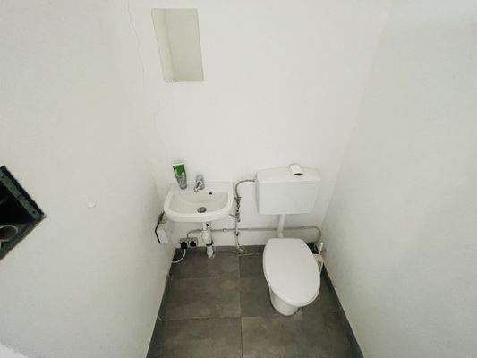 Halle 1 WC & Waschbecken