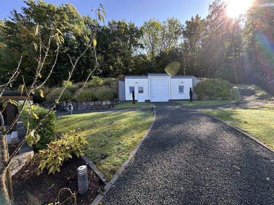 Garage mit Überhöhe (2,90) hinter dem Haus