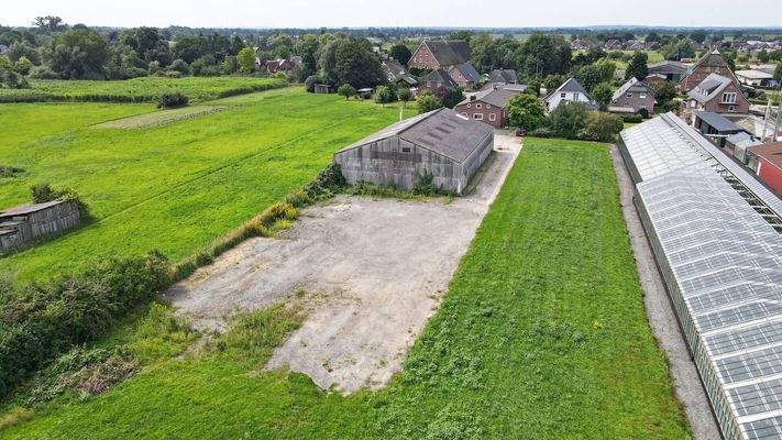 Blick über Halle zum Gebäude