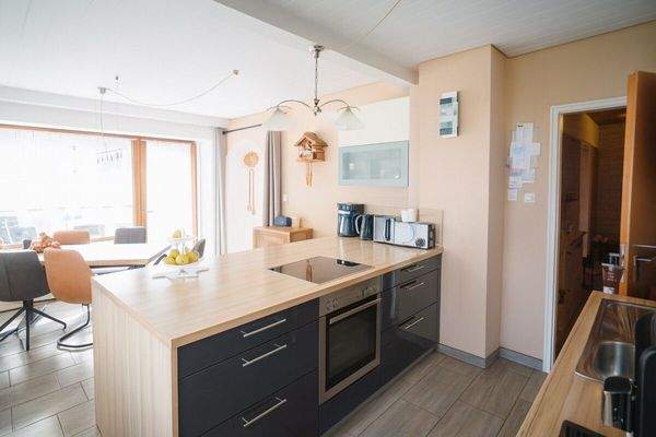 Offene Küche-, Esszimmer mit Zugang zur Terrasse