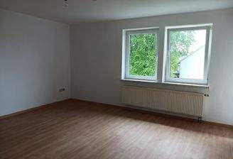 Leeres Wohnzimmer mit Fenster