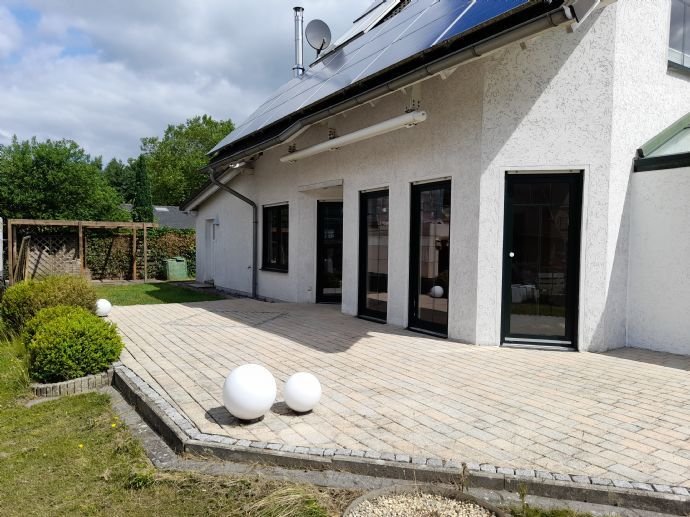 Einfamilienhaus mit Terrasse, Wintergarten, Garage und Doppel-Carport in bester Wohnlage von Halle/Westf.