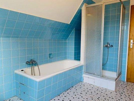 Wanne und Dusche im DG