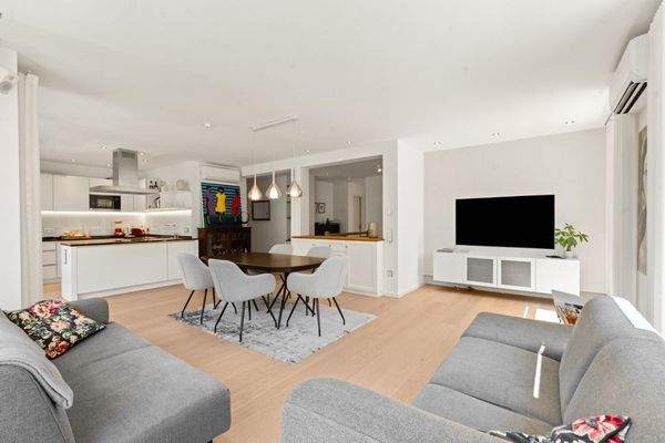 Der Wohnraum mit offener Küche