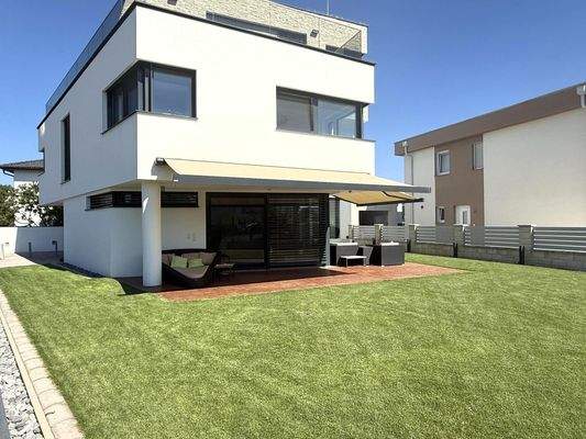 Gartenansicht / Villa in Stahlbetonbauweise