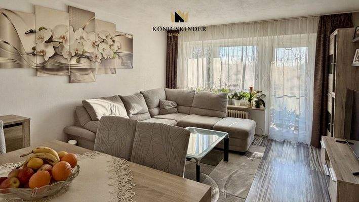 Lichtdurchflutetes Wohnzimmer – zentraler Treffpunkt der Wohnung.