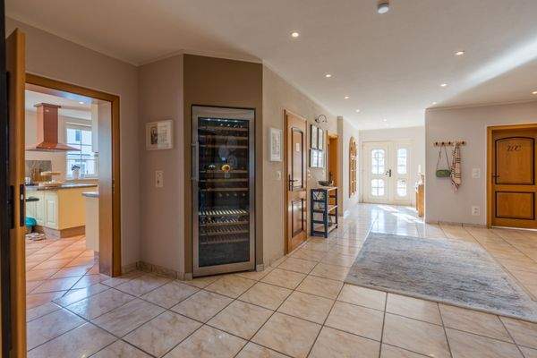 Eingang Flur mit eingebautem Weinkühlschrank