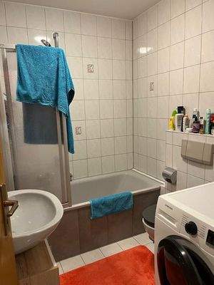 Badezimmer mit Wannendusche  