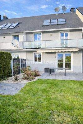 Ansicht Rückseite Gesamt mit Terasse und Balkon