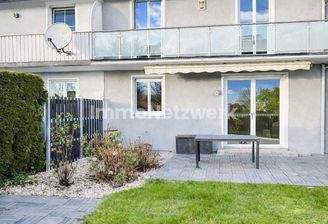 Ansicht Rückseite Gesamt mit Terasse und Balkon