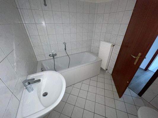 Helles Badezimmer mit Wanne