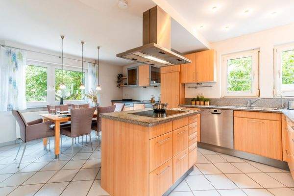 Ofener Essbereich mit Einbauküche