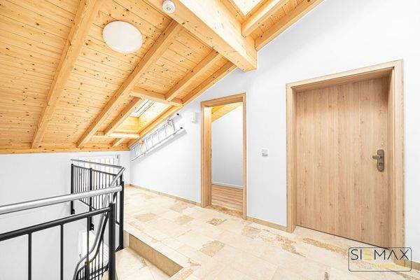 Treppenhaus und Wohnungseingangstüre