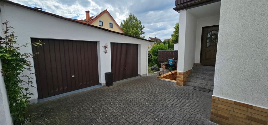 Garagen und Hauseingang.jpg