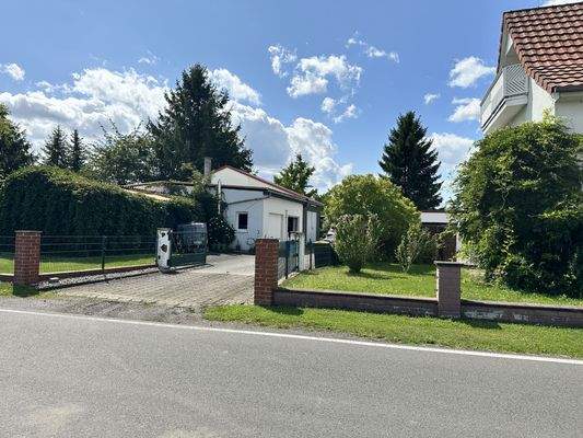 Blick in den Hof mit den Garagen