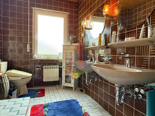 und ein Badezimmer