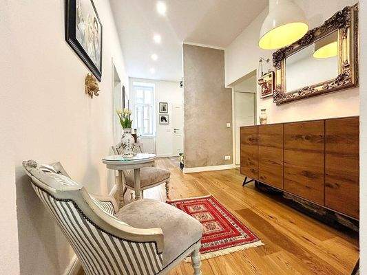 Vorraum mit komfortabler Sitzmöglichkeit