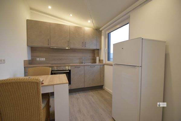 _EBK mit Esstisch und Kühlschrank