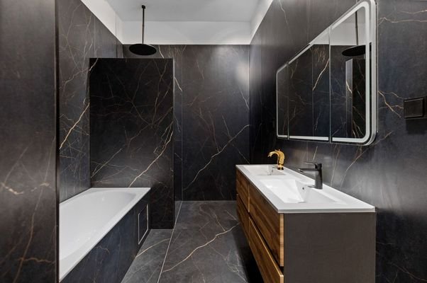 Hochwertig ausgestattetes Vollbad mit getrenntem WC