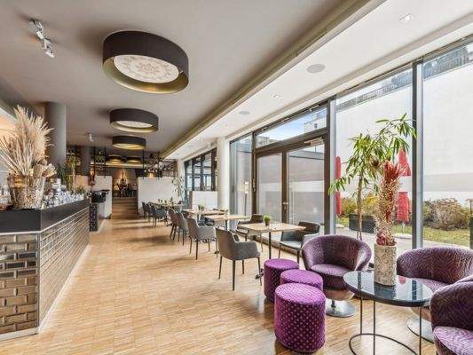 Heller Gastraum mit Bartresen