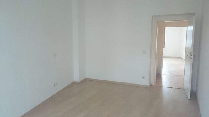 Leerer Raum mit offener Tür