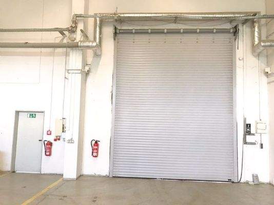 Halle 1 Mitte mit Rolltor