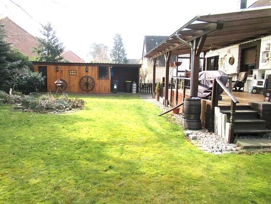 Garten mit Terrasse und Carport/Schuppen