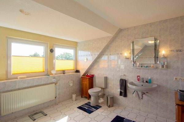 Helles Badezimmer ...