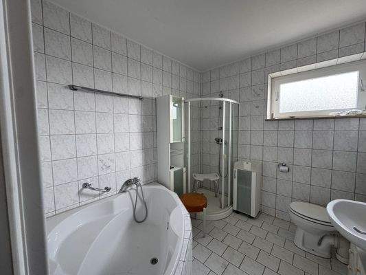 Badezimmer mit Eckbadewanne EG