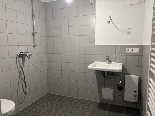 barrierefreies, grau-weißes Badezimmer