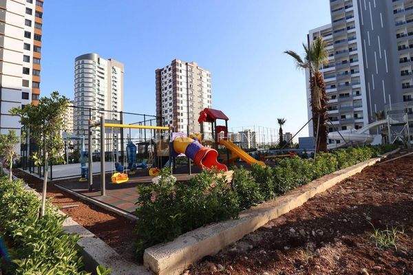 Modern Flats Rich Featured Complex Close to the Sea in Mersin