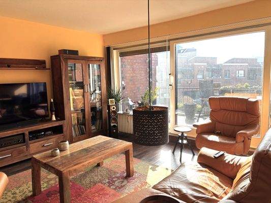 Wohnzimmer mit Zugang zum Balkon