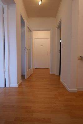 Blick vom Flur zum Windfang und zur Eingangstür