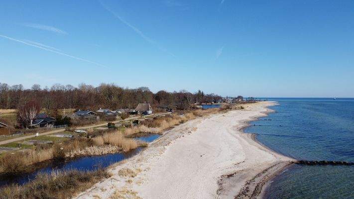 Strand links der Zuwegung