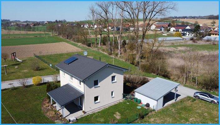 mit Spielplatz gegenüber