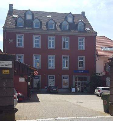 Rotes Gebäude mit Geschäft