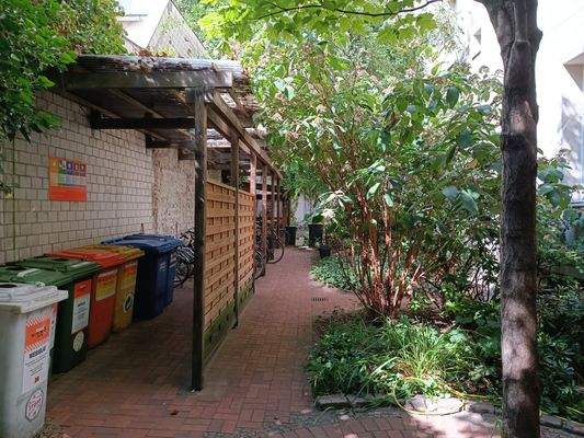 Müllplatz mit Vordach.jpg