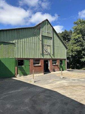 Hofseite Zugang Stall