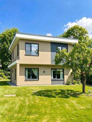 Garten mit Altbestand von der Straße  - (KI generiert)