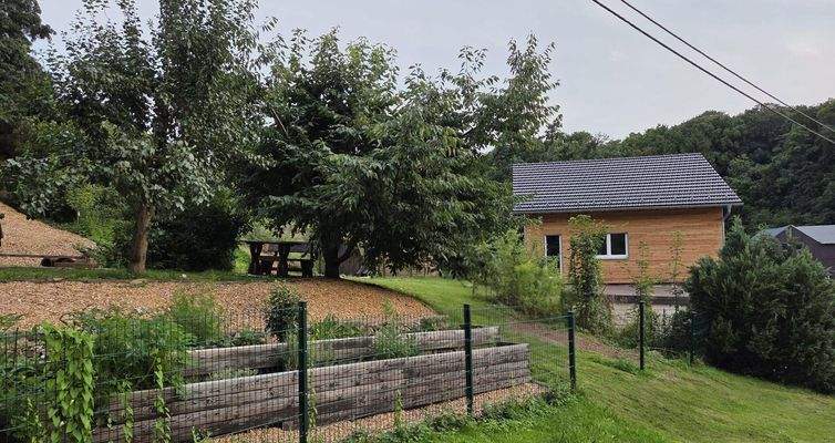 Garten mit 2x8m Hochbeet