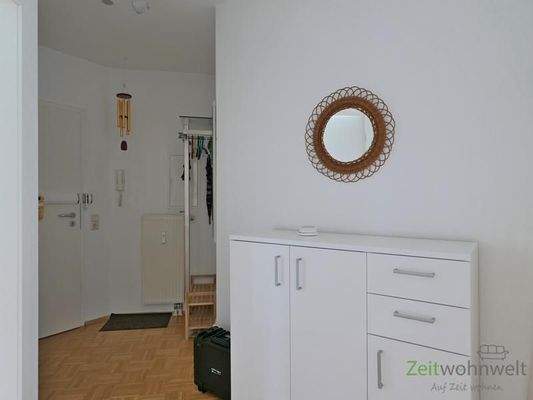 Wohnungsflur mit Garderobe