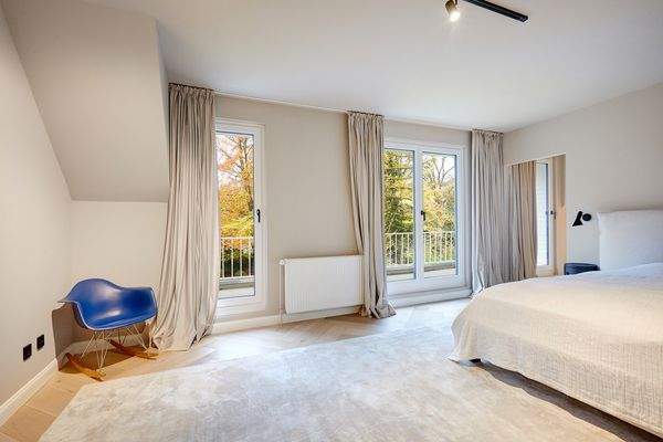 Master-Bedroom mit Balkon und Ankleide