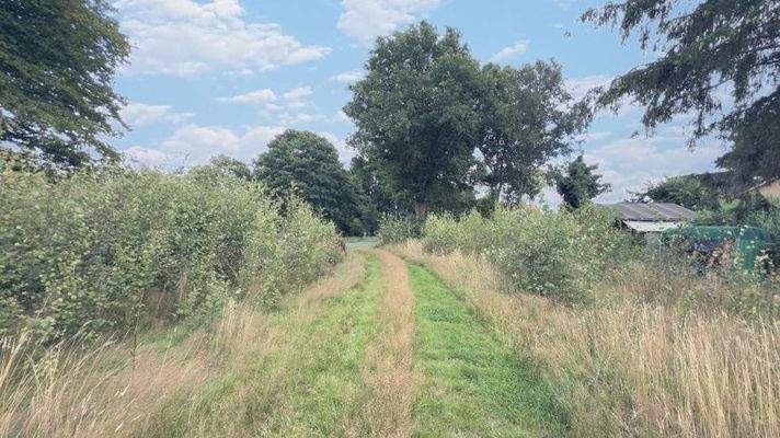 Zufahrt zum Grundstück von der Straßenseite