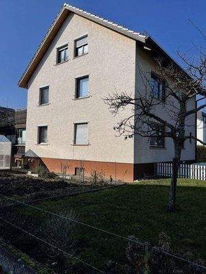 Seitenansicht auf großen Garten