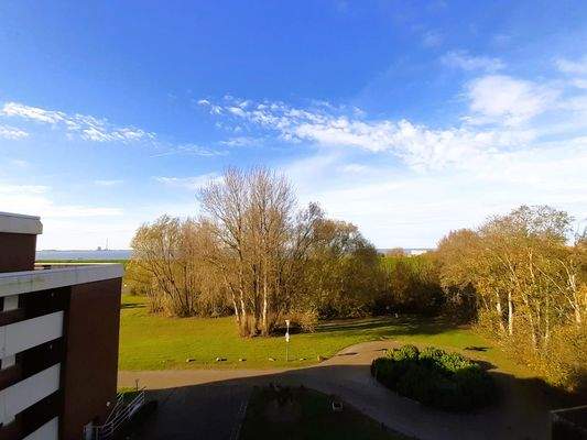 mit Blick übers Wasser bis nach Wilhelmshaven