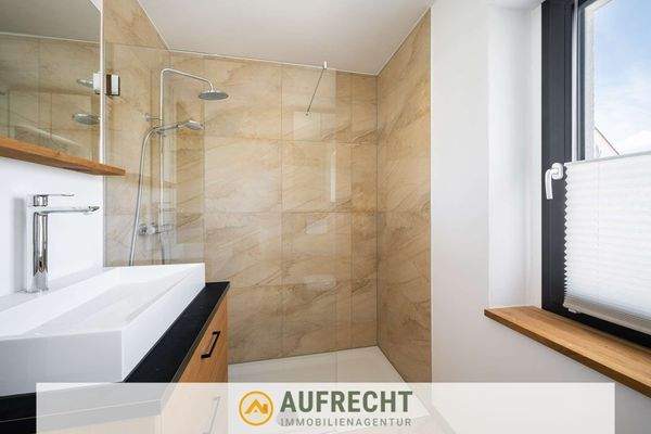 hochwertiges Tageslicht-Badezimmer OG