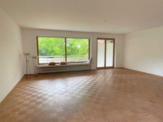 Großes Wohnzimmer mit Balkonzu