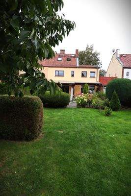 Blick aus dem Garten zum Haus.JPG