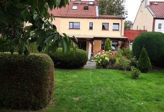 Blick aus dem Garten zum Haus.JPG